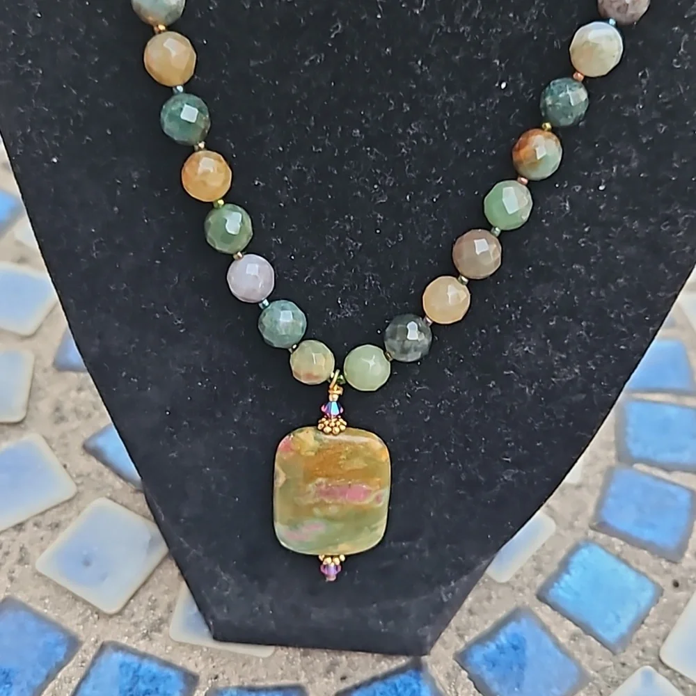 Green Stone Beaded Pendant Necklace